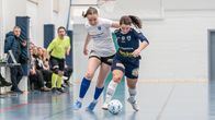 FTK-Tornion pelaaja vie palloa futsalkentällä.