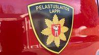 Lapin pelastuslaitoksen logo ajoneuvon kyljessä.