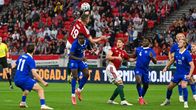 Barnabas Varga hoppar högst i fotbollslandskampen mellan Ungern och Finland sommaren 2026.