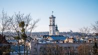 Staden Lviv. Kyrktorn och gamla byggnader.