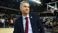 Tuomas Iisalo hymyilee Paris Basketballin valmentajana.