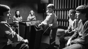 Ote Viuluviikarit musiikkimaassa -ohjelmasta (1985).