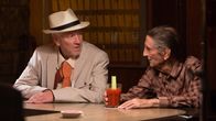 Kaksi miestä baarin pöydän ääressä: David Lynch ja Harry Dean Stanton elokuvassa Lucky.