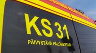 Keski-Suomen pelastuslaitoksen ajoneuvon kylki, jossa teippaus "päiyvästävä palomestari".