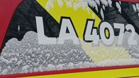 Pelastuslaitoksen punakeltaisen auton kylki, ikkunassa teksti "LA 4072". Lunta auton ikkunaa vasten.