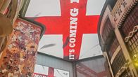 Ostoskeskus Manchesterissa on koristellut seinät ja katon Englannin lipuilla.