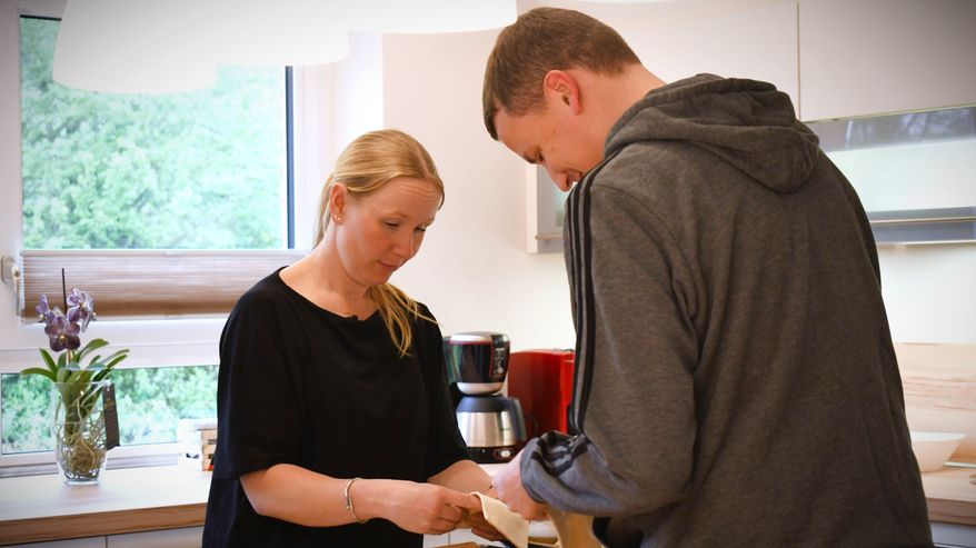 Emma Kanerva laittaa ruokaa poikaystävänsä Nilsin kanssa.