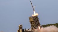 Ilmatorjuntaohjus laukaistaan Iron Dome -järjestelmästä.