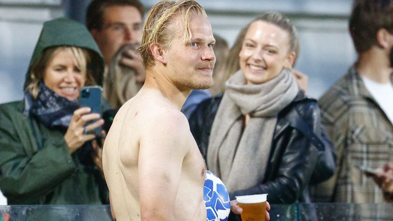 Joel Pohjanpalo dricker öl efter match.