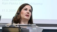 Ministeri esittelee selvityshenkilöiden ehdotuksia lapsilisän kehittämiseksi tiedotustilaisuudessa.