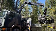 Kuorma-autoon nostetaan romuttunutta helikopteria.