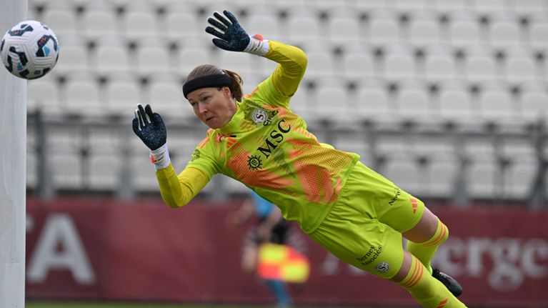 Servette FC:n Tinja-Riikka Korpela torjuntahommissa AS Romaa vastaan 18.9.2024. 