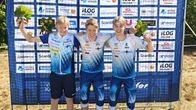 Joona Hirvilahti, Rasmus Töyrylä ja Aapo Virkajärvi tuulettamassa nuorten MM-viestihopeaa. 