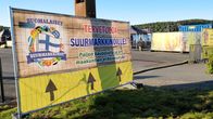 Kansainvälisten Suurmarkkinoiden kyltti tapahtuma-alueen reunalla Jyväskylän Lutakossa