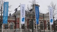 Jyväskylän kaupungintalo eli kunnallistalo ja Jyväskylä-viirejä talon edessä.