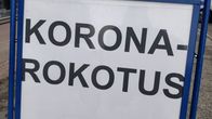 Koronarokotuksesta kertova opastekyltti Jyväskylän Killerillä.