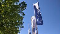 Jyväskylä-liput liehuvat kaupungintalon edustalla lipputangoissa.