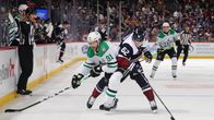 Colorado Avalanchen Artturi Lehkonen (62) kamppailee kiekosta Dallas Starsin Tyler Sequinia (91) vastaan.