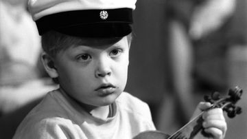 Pekka Kuusisto Viuluviikarit musiikkimaassa -ohjelmassa (1986).