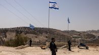 Israelin poliiseja vartioimassa Maale Adummimin siirtokunnan lähellä.