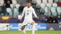 Lucas Hernandez ottaa jalkapallon haltuunsa.