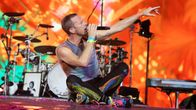 Coldplayn Chris Martin istuu lavalla Milanon konsertissa kesäkuussa.