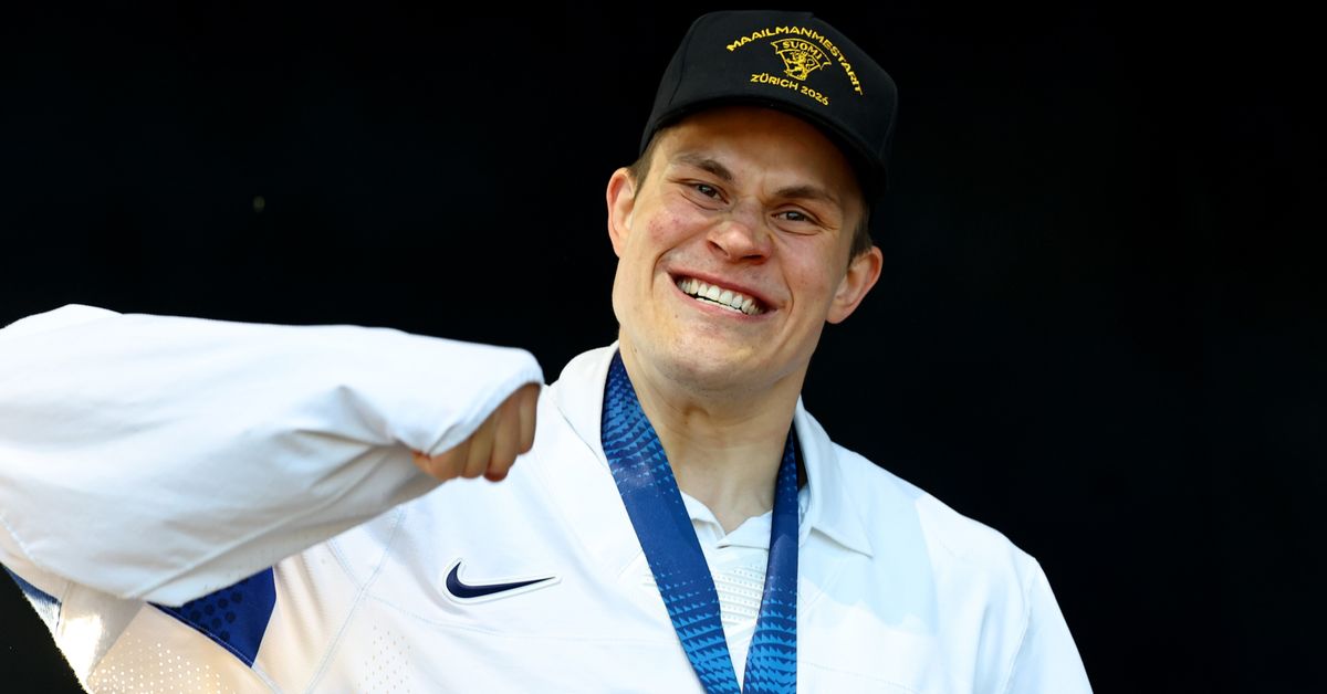 Jesse Puljujärvi varasti show'n Leijonien voitonjuhlissa – suomalaisfanit vetivät MM-kultasankarin jopa sanattomaksi