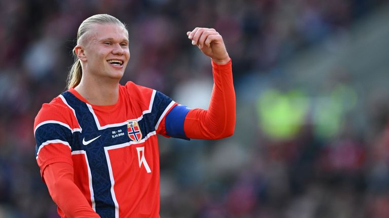 Erling Haaland reagoi maaliin.