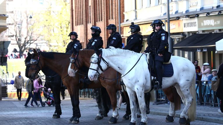 Poliiseja ratsuilla Tampereen keskustassa.