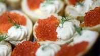pieniä mätileipiä, joissa myös kikkare smetanaa