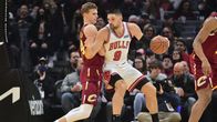Lauri Markkanen puolustaa Nikola Vucevicia vastaan.