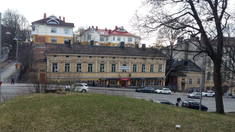 Ett gult trähus på Kaskisgatan i Åbo har en stor skylt med "Vuokrataan" (Uthyres) på väggen.
