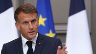 Frankrikes president Emmanuel Macron  pratar och gestikulerar.