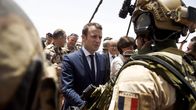  Emmanuel Macron keskustelee ranskalaisten sotilaiden kanssa Malin tukikohdassa.