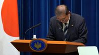 Väistyvä Japanin pääministeri Shigeru Ishiba kumarsi tiedotustilaisuudessa Tokiossa sunnuntaina.