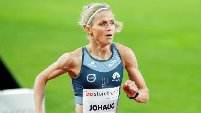 Therese Johaug löper långdistans på bana.