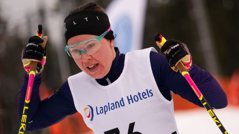 Kerttu Niskanen hiihtää.