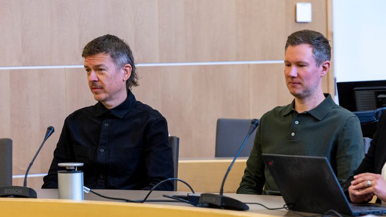 Marko Kivelä ja Tuomo Tähtinen istumassa oikeudessa.