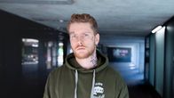 Kuvassa Tomas Jouhilampi katsoo kameraan ja taustalla on alikulku
