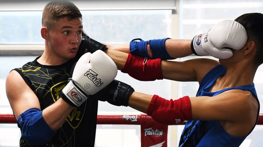 Kristoffer Björkskog och Salar Sarifi på Espoo Thaiboxing Club.