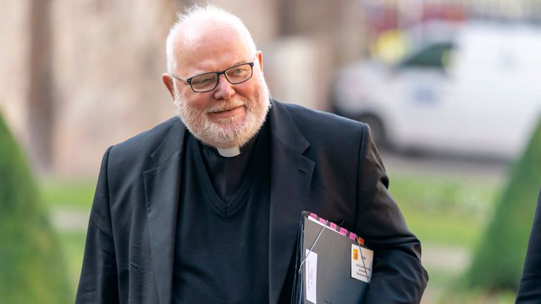Reinhard Marx kävelee kansio kainalossaan