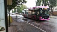 Buss kör på en gata.