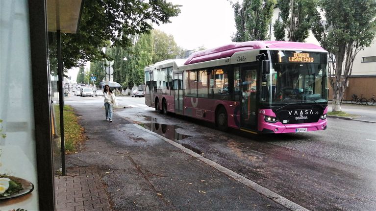 Buss kör på en gata.