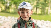 Viktor Uotinen aloittamassa ensimmäistä koulupäivää koulun pihalla. 