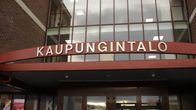 Kajaanin kaupungintalon pääoven julkisivu