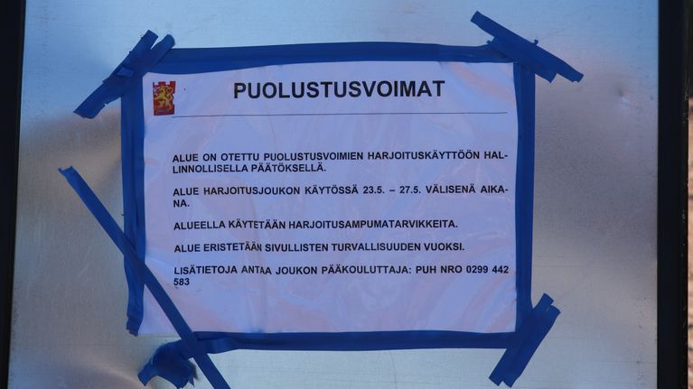 Kyltti, joka kertoo ettei alueella saa puolustusvoimien harjoituksen vuoksi liikkua.