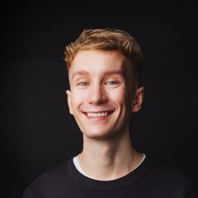 Ylen toimittaja ja selostaja Jaakko Oleander.
