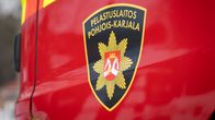 Pohjois-Karjalan pelastuslaitoksen tunnus paloauton ovessa.