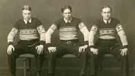 Seinäjoen museoiden kuvassa jussipaidoissaan vasemmalta Armas Saari, Reino Ala-Kulju ja Väinö Koivusalo (Oksala) vuonna 1926.