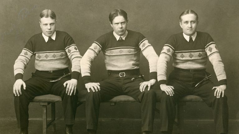 Seinäjoen museoiden kuvassa jussipaidoissaan vasemmalta Armas Saari, Reino Ala-Kulju ja Väinö Koivusalo (Oksala) vuonna 1926.